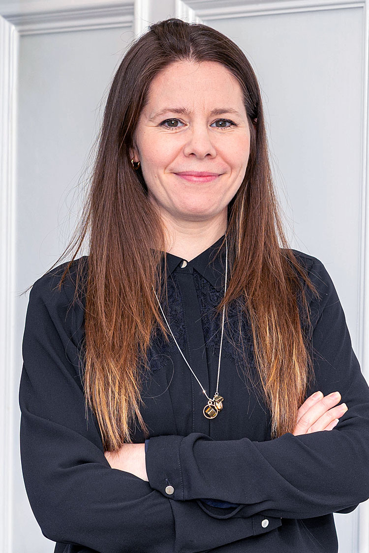Lizzy Smith <span style="color:#bc8816;font-weight:lighter;font-size: 16px;">BSc MEd AICB</span>